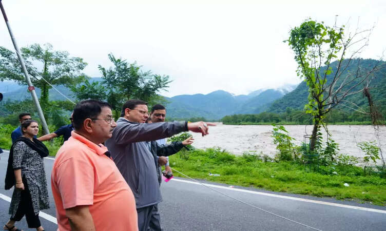 CM धामी ने लिया देहरादून में आपदा प्रभावित क्षेत्रों का जायज़ा,&nbsp;राहत एवं बचाव कार्यों की गति तेज करने के दिए&nbsp;अधिकारियों&nbsp;को&nbsp;निर्देश