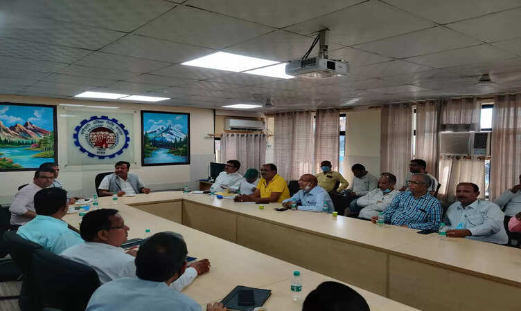 EPF: पीएफ अधिकारियों ने पीएफ एसोसिएशन के साथ बैठ की