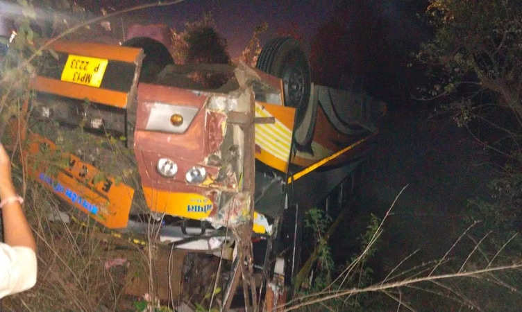 Betul Bus Accident: छिंदवाड़ा में चुनाव ड्यूटी कर वापस लौट रहे जवानों की बस हुई सड़क हादसे का शिकार, 21 जवान घायल