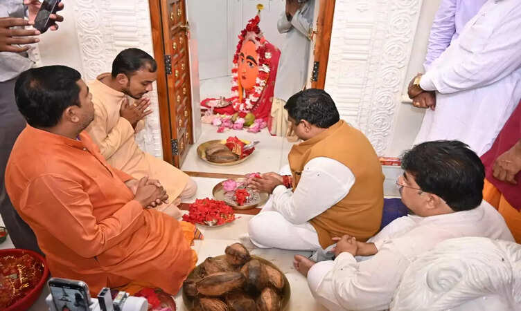 CG News: स्कूल शिक्षा मंत्री गजेन्द्र यादव ने धमतरी में माँ विंध्यवासिनी मंदिर में की पूजा-अर्चना,&nbsp;प्रदेशवासियों की सुख-समृद्धि की कामना की।