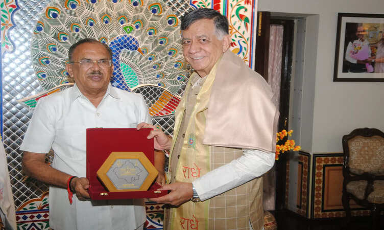 राजस्थान विधानसभा अध्यक्ष&nbsp;देवनानी से यूपी विधानसभा अध्यक्ष&nbsp;सतीश महाना की शिष्टाचार भेंट