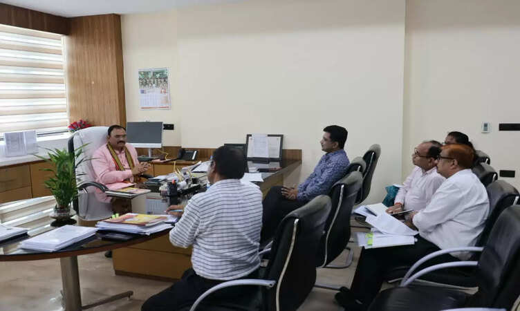 CG News: मंत्री श्याम बिहारी जायसवाल की अध्यक्षता में पिछड़ा वर्ग एवं अल्पसंख्यक विकास विभाग की समीक्षा बैठक संपन्न