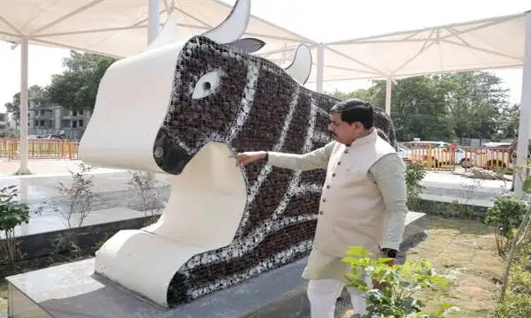 MP News: कचरा बनने से बचे 5 लाख दीये, उज्जैन नगर निगम ने तैयार की भव्य नंदी,&nbsp;सीएम&nbsp;की सराहना