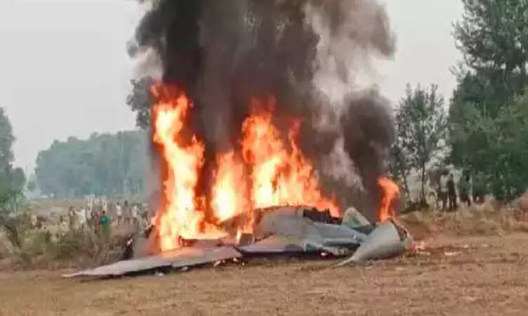 यूपी के आगरा में वायुसेना का विमान क्रैश, पायलट की बची जान