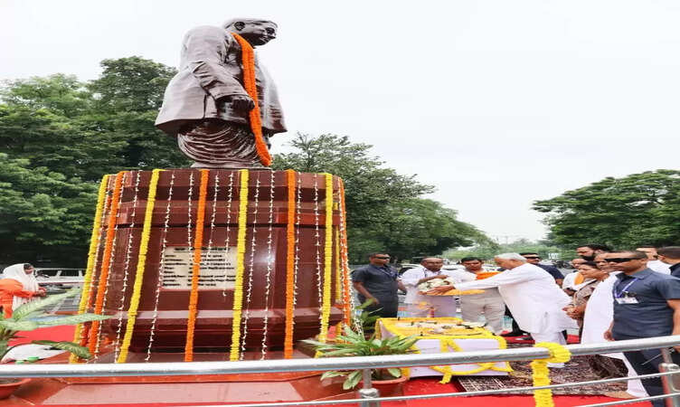 पूर्व मुख्यमंत्री स्व० बी०पी० मंडल की जयंती पर सीएम नीतीश ने&nbsp;उन्हें भावभीनी श्रद्धांजलि अर्पित की&nbsp;