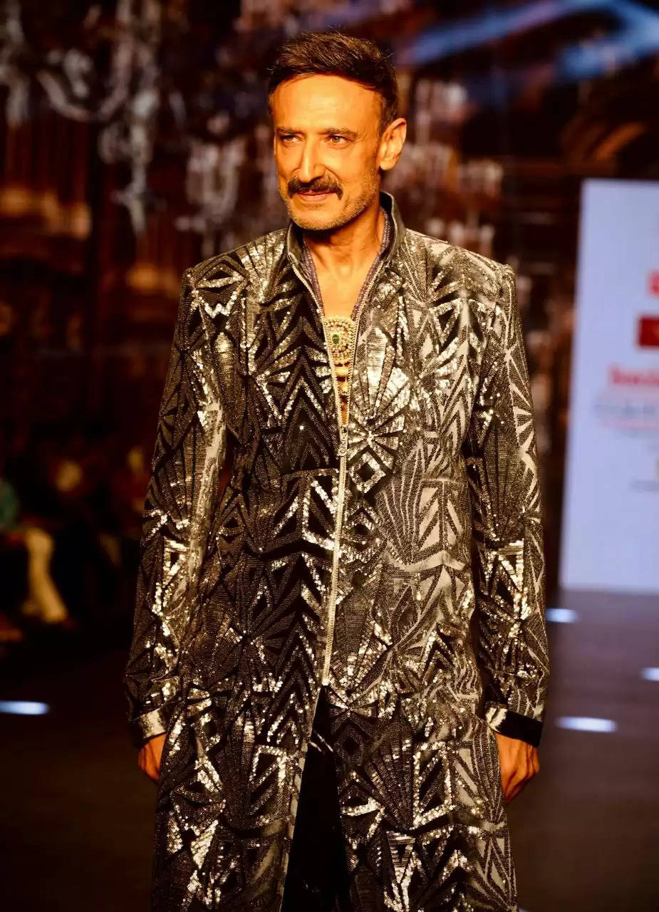 राहुल देव बॉम्बे टाइम्स फैशन वीक में रैंप पर चलते हुए वह बेहद आकर्षक और हैंडसम लग रहे थे