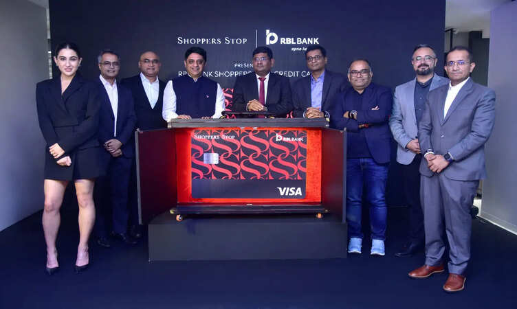 फैशन बना रिवॉर्ड का नया अड्डा, सारा अली खान के साथ लॉन्च हुई क्रेडिट कार्ड की ग्लैमरस रेंज