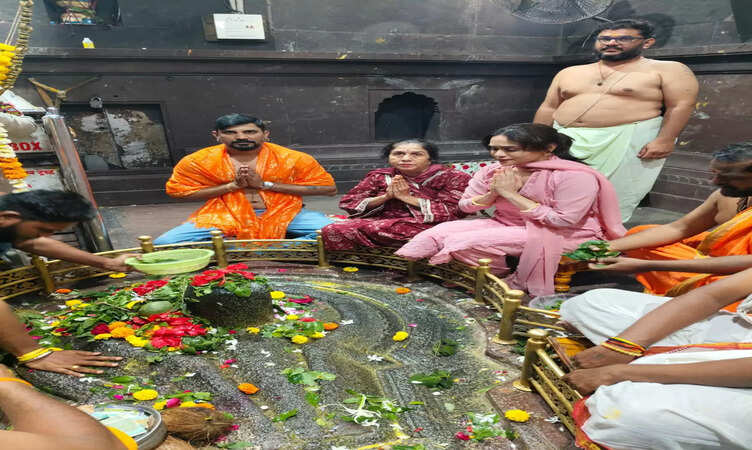 Actress Amruta Khanvilkar Seeks Blessings at Grishneshwar Jyotirling with Her Mother - A Soulful Journey of Faith and Devotion