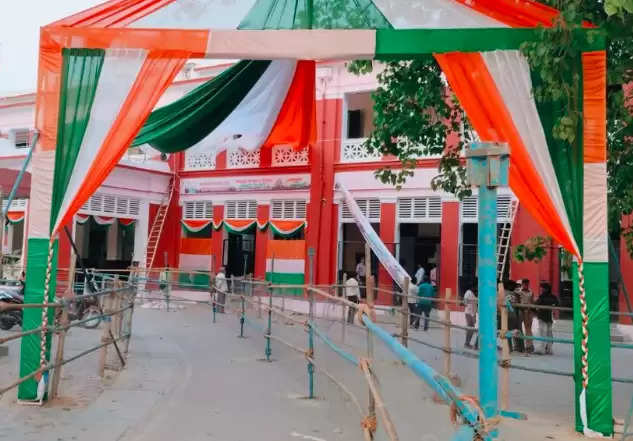 Shahjahanpur News: कलेक्ट्रेट में कड़ी सुरक्षा के बीच कल से शुरू होंगे लोकसभा चुनाव के लिए नामांकन, की गई बैरीकेडिंग