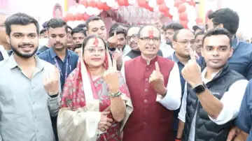 MP News: सीएम शिवराज चौहान ने मतदान से पहले किया नर्मदा पूजन, कमलनाथ भी पहुंचे मंदिर