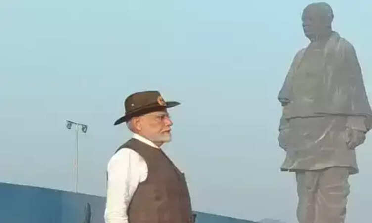 PM मोदी ने सरदार पटेल की जयंती पर केवड़िया में स्थित स्टैच्यू ऑफ यूनिटी पर अर्पित की पुष्पांजलि, दिलाई शपथ 