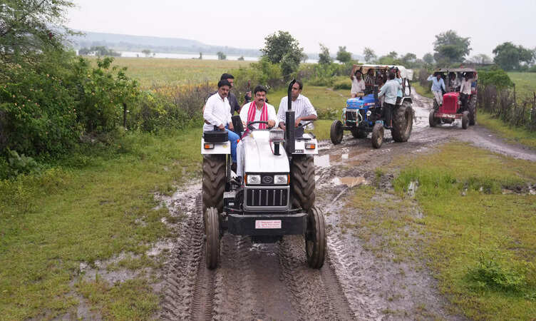 MP News: मंत्री गोविन्द सिंह राजपूत ने मध्यप्रदेश के पहले&nbsp;नमो फ्रूट फॉरेस्ट का किया निरीक्षण,&nbsp;स्वयं ट्रैक्टर चलाकर नमो फ्रूट फॉरेस्ट स्थल पर पहुंचे