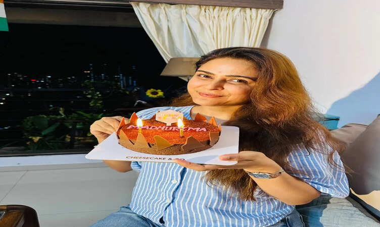 लाल साड़ी में छाईं अभिनेत्री मधुरिमा तुली, जन्मदिन के जश्न ने जोड़ी ग्लैमर में रिश्तों की गर्माहट