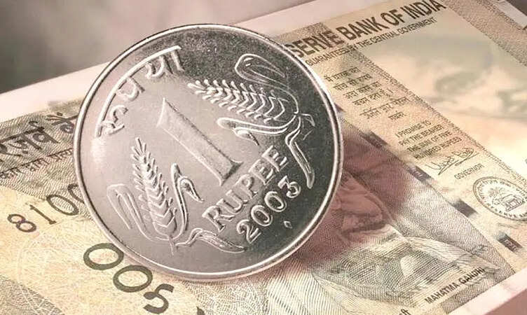 डॉलर के मुकाबले रुपया तीन पैसे मजबूत