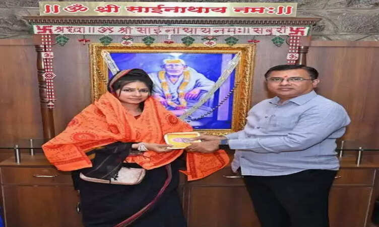 ग्लैमर से दूर, आस्था के करीब: अभिनेत्री तनिषा मुखर्जी&nbsp;ने लिया साईं बाबा का आशीर्वाद