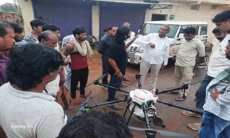 CG News: ड्रोन तकनीक से किया जा रहा है, नैनो यूरिया का छिड़काव,&nbsp;नैनो यूरिया के लाभों की विस्तृत जानकारी....&nbsp;