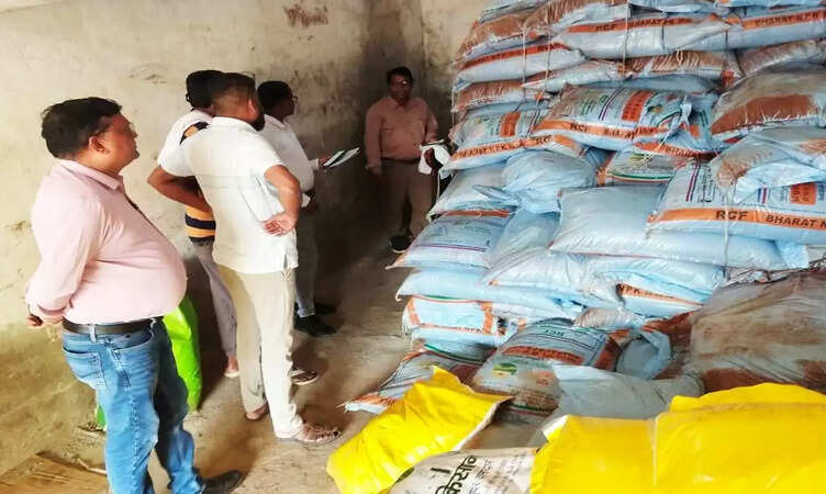 CG News:&nbsp;कृषि विभाग की कार्रवाई,&nbsp;कालाबाजारी पर नकेल, किसानों को निर्धारित दर 266 रुपए में दिलाई यूरिया