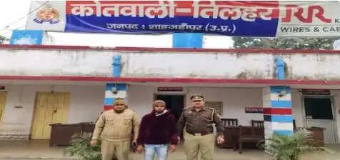 Shahjahanpur News: तिलहर पुलिस ने गैंगेस्टर एक्ट में वांछित 25 हजार के इनामी बदमाश को किया गिरफ्तार