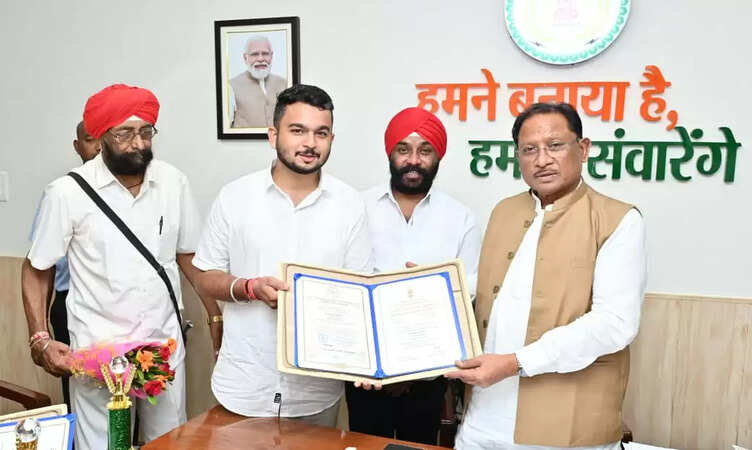 सीएम&nbsp;विष्णु देव साय से राष्ट्रपति सम्मान से सम्मानित देवाशीष और मनतृप्त कौर ने की&nbsp;मुलाकात