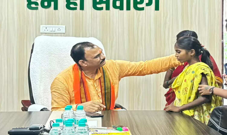 CG News: स्वास्थ्य मंत्री जायसवाल ने भोपालपटनम से आए परिवार को दिया संपूर्ण इलाज का भरोसा