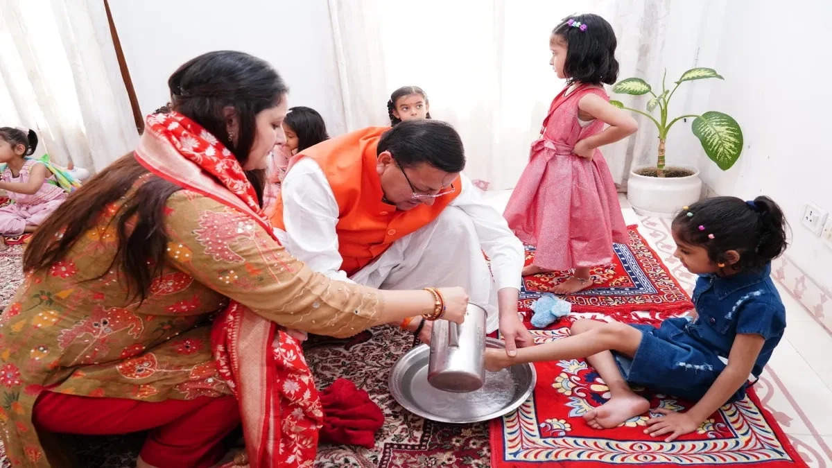 CM पुष्कर सिंह धामी ने राम नवमी पर कन्याओं को भोजन कराकर पूजा अर्चना की लिया आशीर्वाद